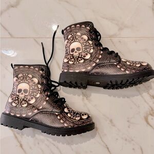 New Skull lace up work boots